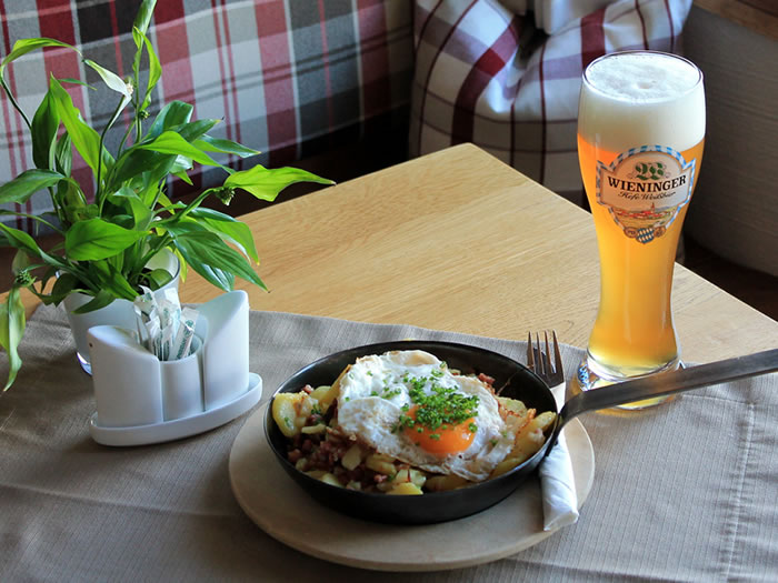 Unser Hüttengröstl serviert im Pfandl und ein frischgezapftes Weizenbier von Wieninger